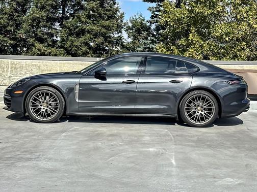 2022 Porsche Panamera 4 Platinum Edition