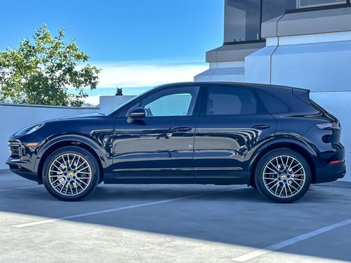 MOONLIGHT BLUE 2023 Porsche Cayenne Cayenne