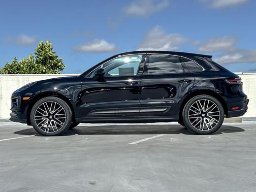 BLACK 2026 Porsche Macan Macan