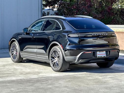 2025 Porsche Macan 4S