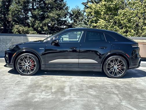2025 Porsche Macan Turbo