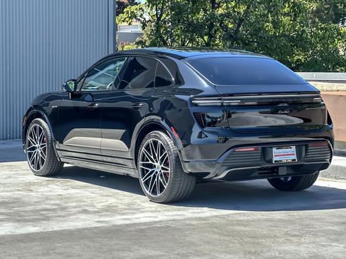 2025 Porsche Macan Turbo