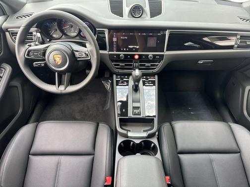 BLACK 2026 Porsche Macan Macan