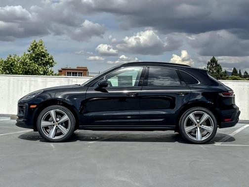 BLACK 2026 Porsche Macan Macan