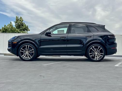 CHROMITE BLACK 2026 Porsche Cayenne Cayenne