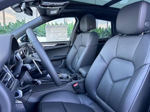 BLACK 2026 Porsche Macan Macan