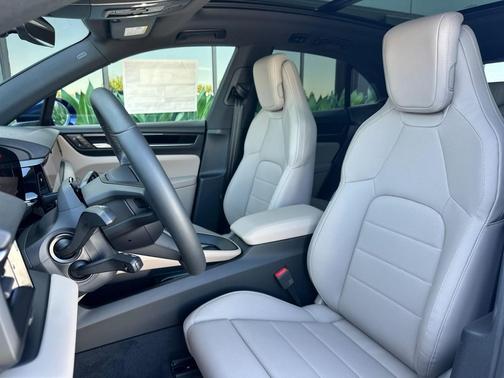GENTIAN BLUE 2026 Porsche Macan Macan Electric 4