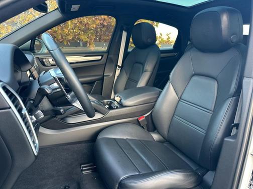 2023 Porsche Cayenne Platinum Edition