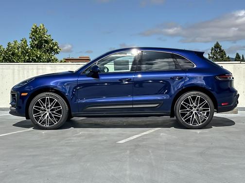 GENTIAN BLUE 2026 Porsche Macan Macan