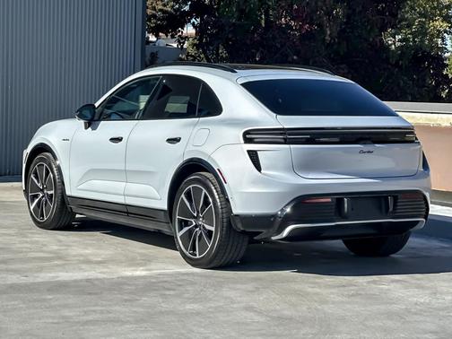 2025 Porsche Macan Turbo