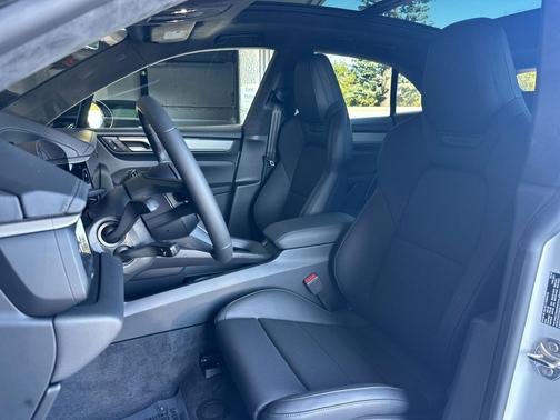 2025 Porsche Macan Turbo