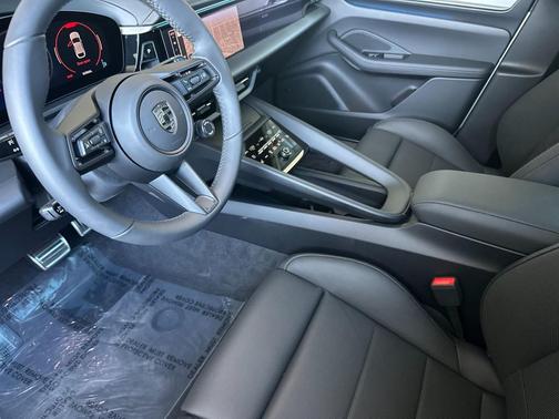 2025 Porsche Macan Turbo