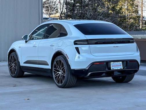 2025 Porsche Macan Turbo