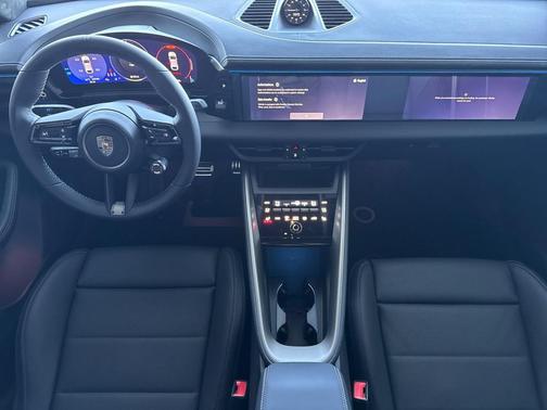 2025 Porsche Macan Turbo