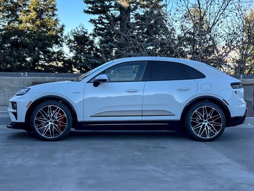2025 Porsche Macan Turbo