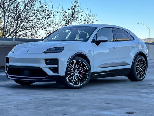 2025 Porsche Macan Turbo