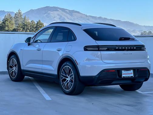 2025 Porsche Macan 4S