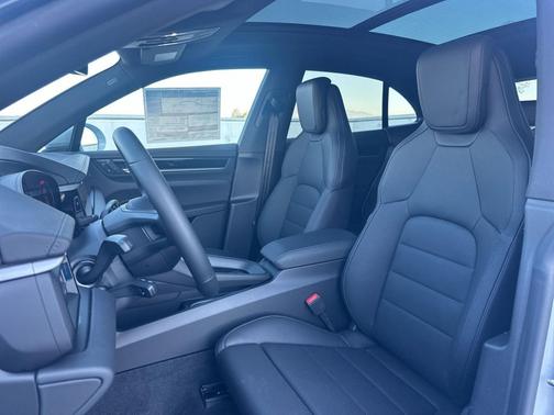 2025 Porsche Macan 4S