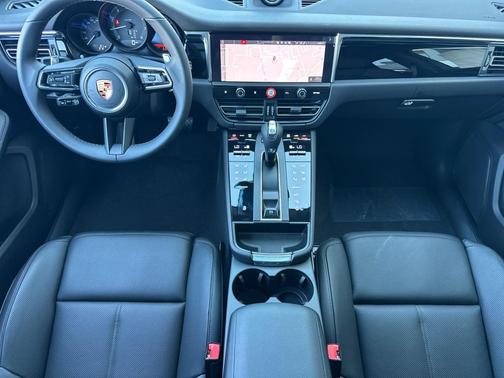 BLACK 2026 Porsche Macan Macan