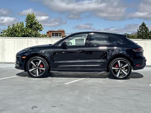 BLACK 2026 Porsche Macan Macan