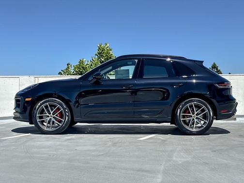 Jet Black Metallic 2026 Porsche Macan Macan
