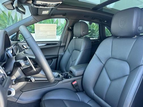 Jet Black Metallic 2026 Porsche Macan Macan