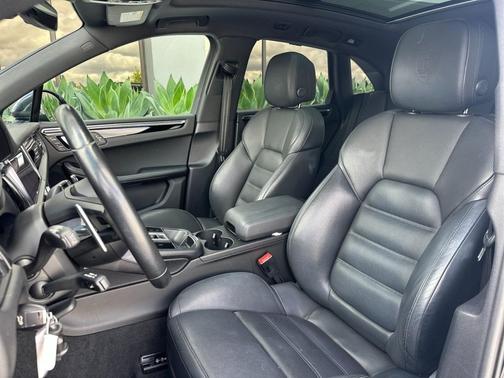 Volcano Grey Metallic 2023 Porsche Macan Macan