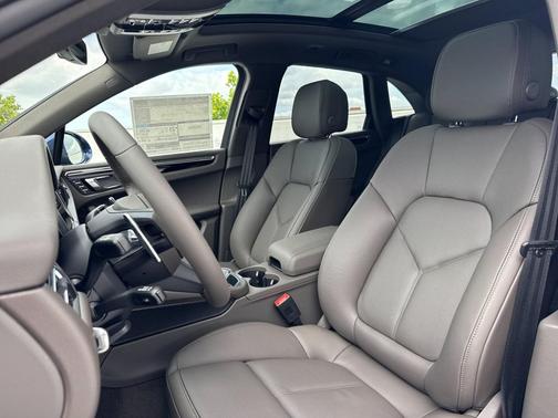 GENTIAN BLUE 2026 Porsche Macan Macan