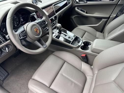 GENTIAN BLUE 2026 Porsche Macan Macan