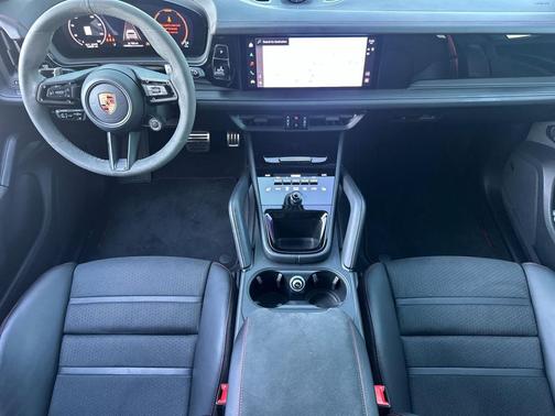 2025 Porsche Cayenne GTS