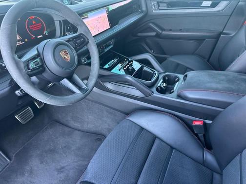 2025 Porsche Cayenne GTS