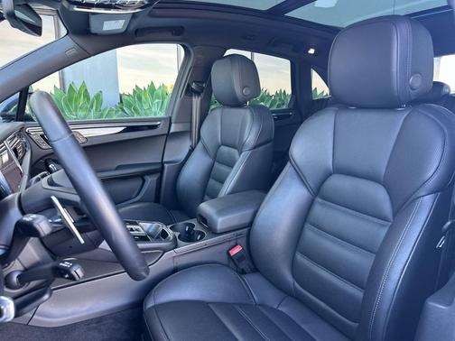 Volcano Grey Metallic 2026 Porsche Macan Macan
