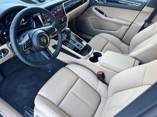 GENTIAN BLUE 2026 Porsche Macan Macan