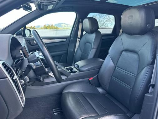 2023 Porsche Cayenne Platinum Edition