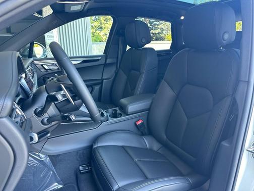 2025 Porsche Macan T