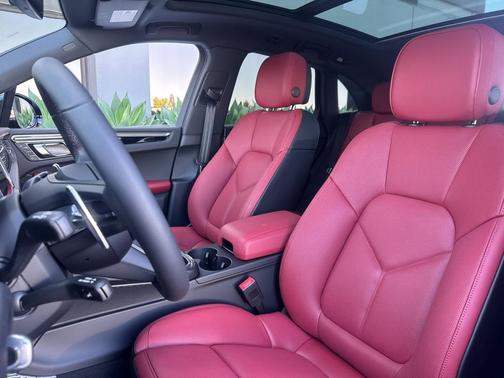 BLACK 2026 Porsche Macan Macan