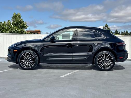 BLACK 2026 Porsche Macan Macan