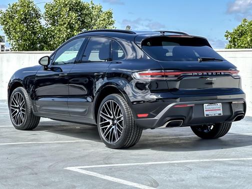 BLACK 2026 Porsche Macan Macan