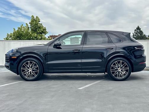 CHROMITE BLACK 2026 Porsche Cayenne Cayenne