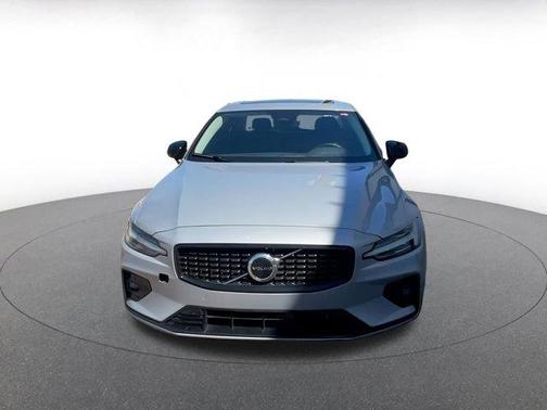 2024 Volvo S60 B5 Core Dark Theme