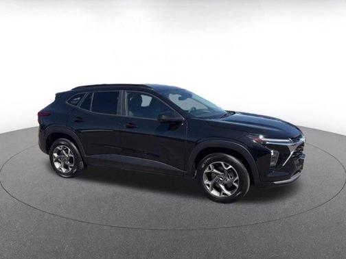 Mosaic Black Metallic 2025 Chevrolet Trax LT