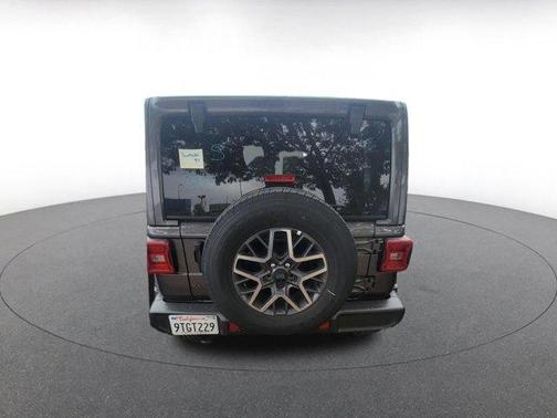 Granite Crystal Clearcoat Metallic 2025 Jeep Wrangler Sahara