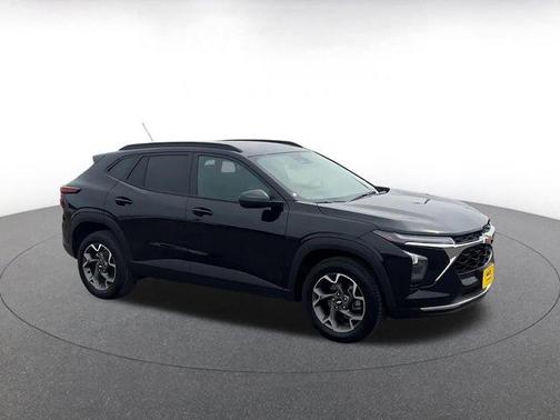 Mosaic Black Metallic 2025 Chevrolet Trax LT