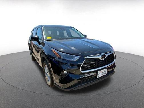 Black 2025 Toyota Highlander LE