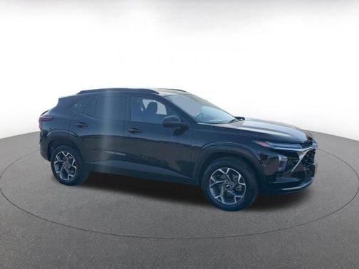 Mosaic Black Metallic 2025 Chevrolet Trax LT