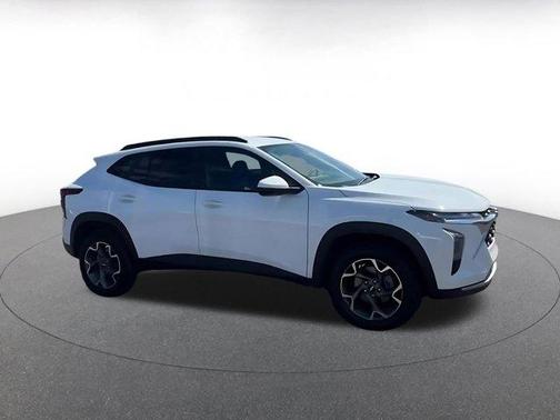 Summit White 2025 Chevrolet Trax LT