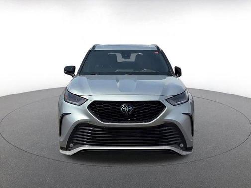 Silver 2024 Toyota Highlander XSE