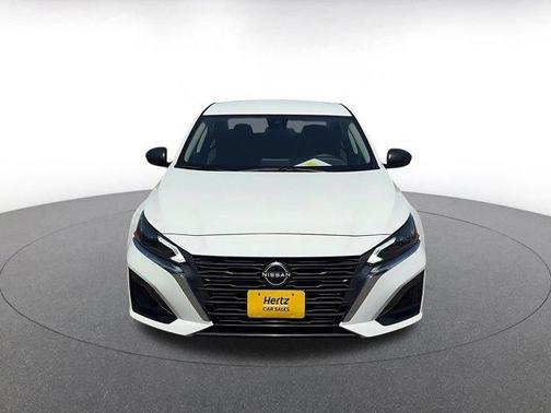 Glacier White 2025 Nissan Altima SV