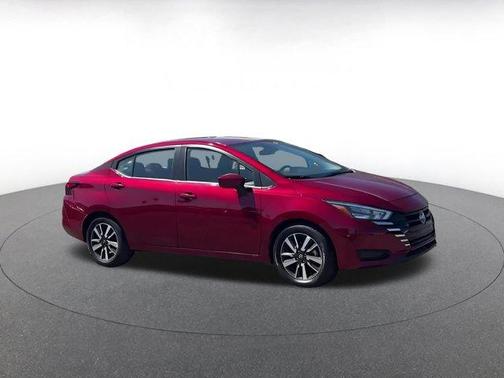 Scarlet Ember 2025 Nissan Versa 1.6 SV