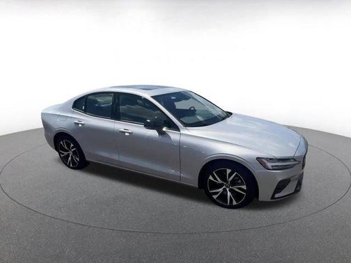 2024 Volvo S60 B5 Core Dark Theme